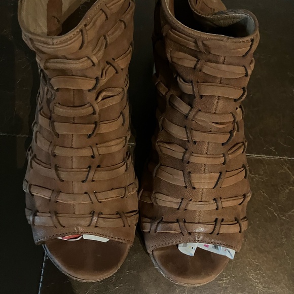 Ron White Sandals - Picture 1 of 10